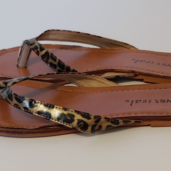 Two pair of Wet Seal flip flops/both size 7 - Picture 6 of 7